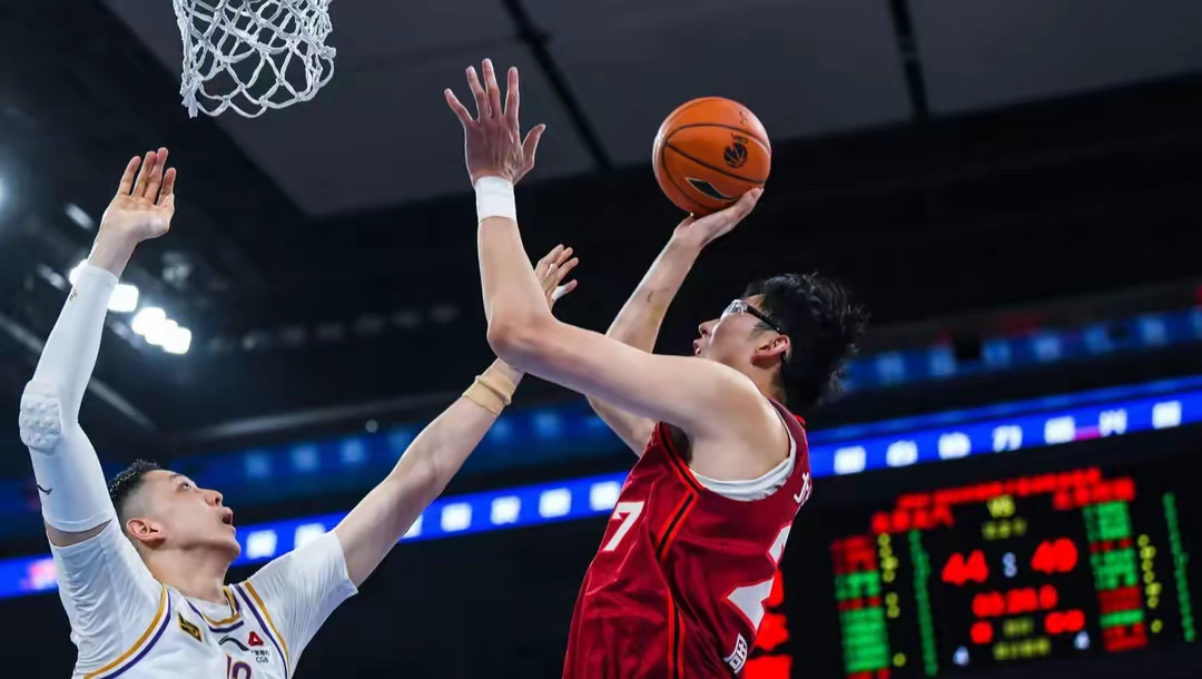 CBA季后赛倒计时；辽宁本钢加时末段再遭质疑；细节引发关注；态度坚定；更衣室氛围转暖的简单介绍