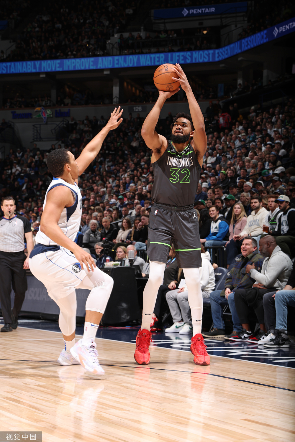 明尼苏达森林狼训练开放日，赛前防线松动引欢呼，NBA常规赛在即，球探报告显示潜力的简单介绍